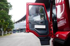 东风柳汽 乘龙H5 270马力 4X2 6.8米仓栅式载货车(液缓)(LZ5180CCYH5AC1)