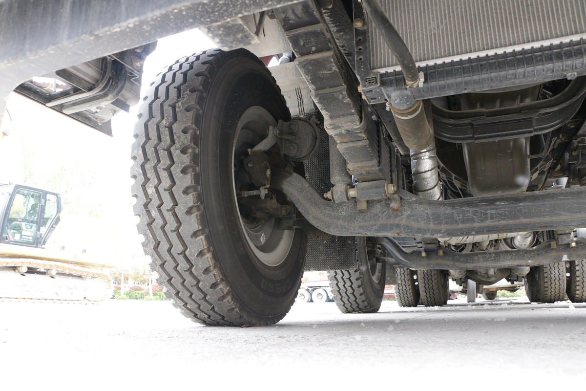 轩德翼6自卸车底盘图片