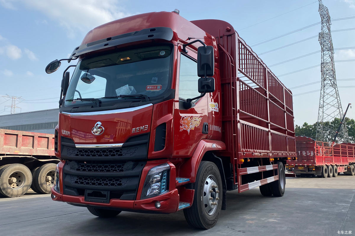 东风柳汽 新乘龙M3 220马力 4X2 6.8米仓栅式载货车