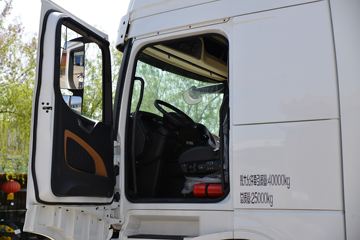 陕汽重卡 德龙X6000 560马力 6X4 AMT自动挡牵引车(SX4259GD4Q2)驾驶室图片