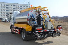 东风 多利卡D5 115马力 4X2 沥青洒布车(新东日牌)(YZR5045GLQE6)