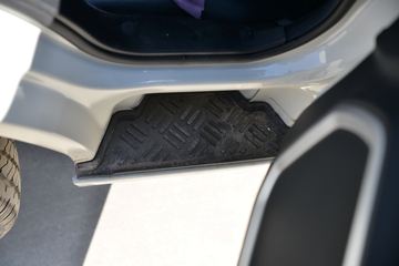 ������Խ��D5 PLUS ������ 1.6L 122���� ���� 3.64�׵�����س�(SC5034XLCUFD6B2)ͼƬ