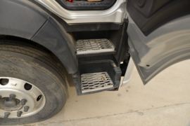 欧航R系&nbsp;冷藏车驾驶室图片