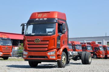 一汽解放 J6L中卡 尊享版 绿通款 260马力 4X2 6.75米仓栅式载货车(国六)(CA5170CCYP62K1L4A2E6)