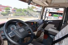 青岛解放 JH6重卡 领航版 460马力 8X4 8.6米AMT自动挡仓栅式载货车(国六)