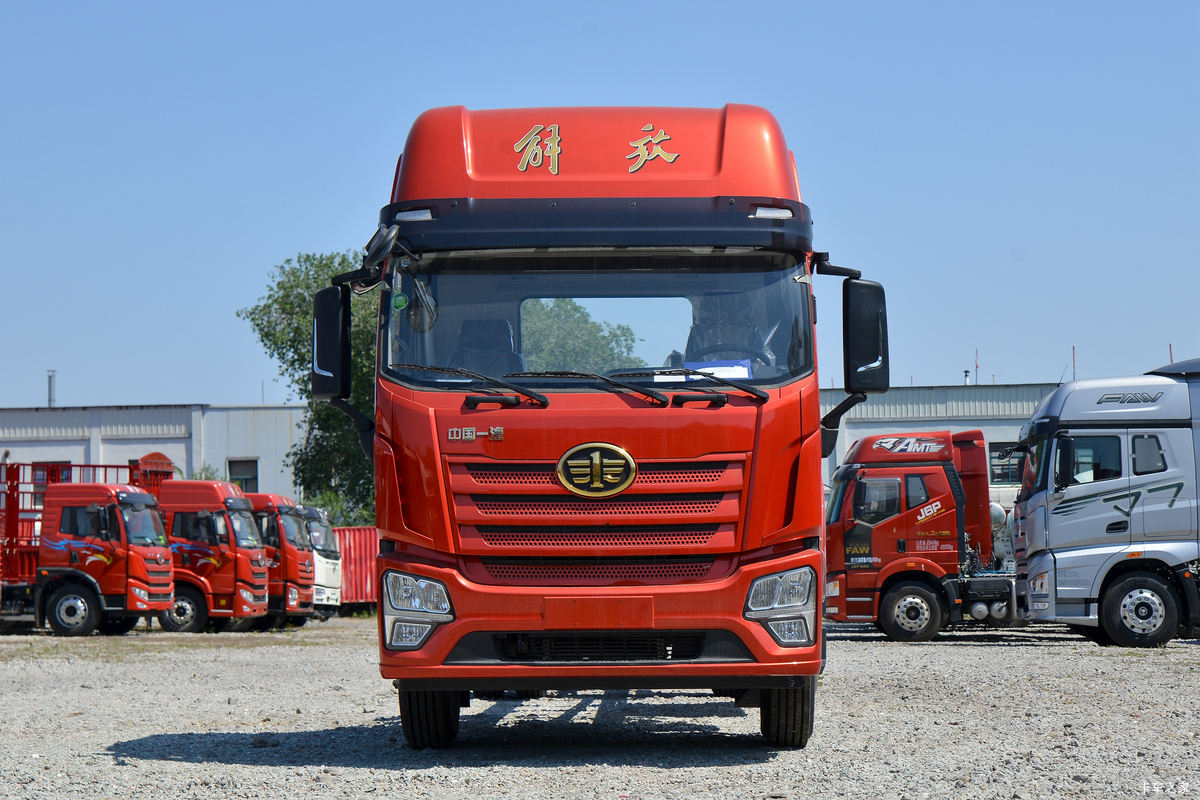 青岛解放 JK6中卡 245马力 CNG 4X2 6.7米栏板载货车(国六)
