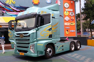 青岛解放 鹰途 商务舱 620马力 6X4 AMT自动挡牵引车(国六)(CA4257P35K18T1E6A80)