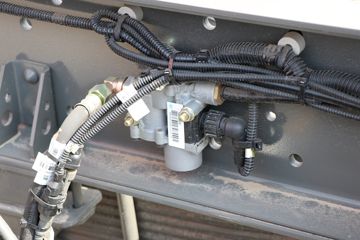 �й����� HOWO TX 250���� 4X2 9.6����ʽ�ػ���(����)(ZZ5187XXYN711GF1L)ͼƬ