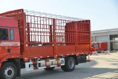 陕汽重卡 德龙L5000 绿通版 240马力 4X2 6.8米仓栅式载货车(国六)(SX5189CCYLA501F2)