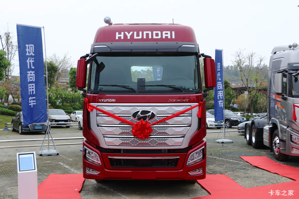 现代商用车 新一代创虎重卡 540马力 6X4 AMT自动挡牵引车(国六)(2.846速比)(990L)(CHM4250KPQ46T)