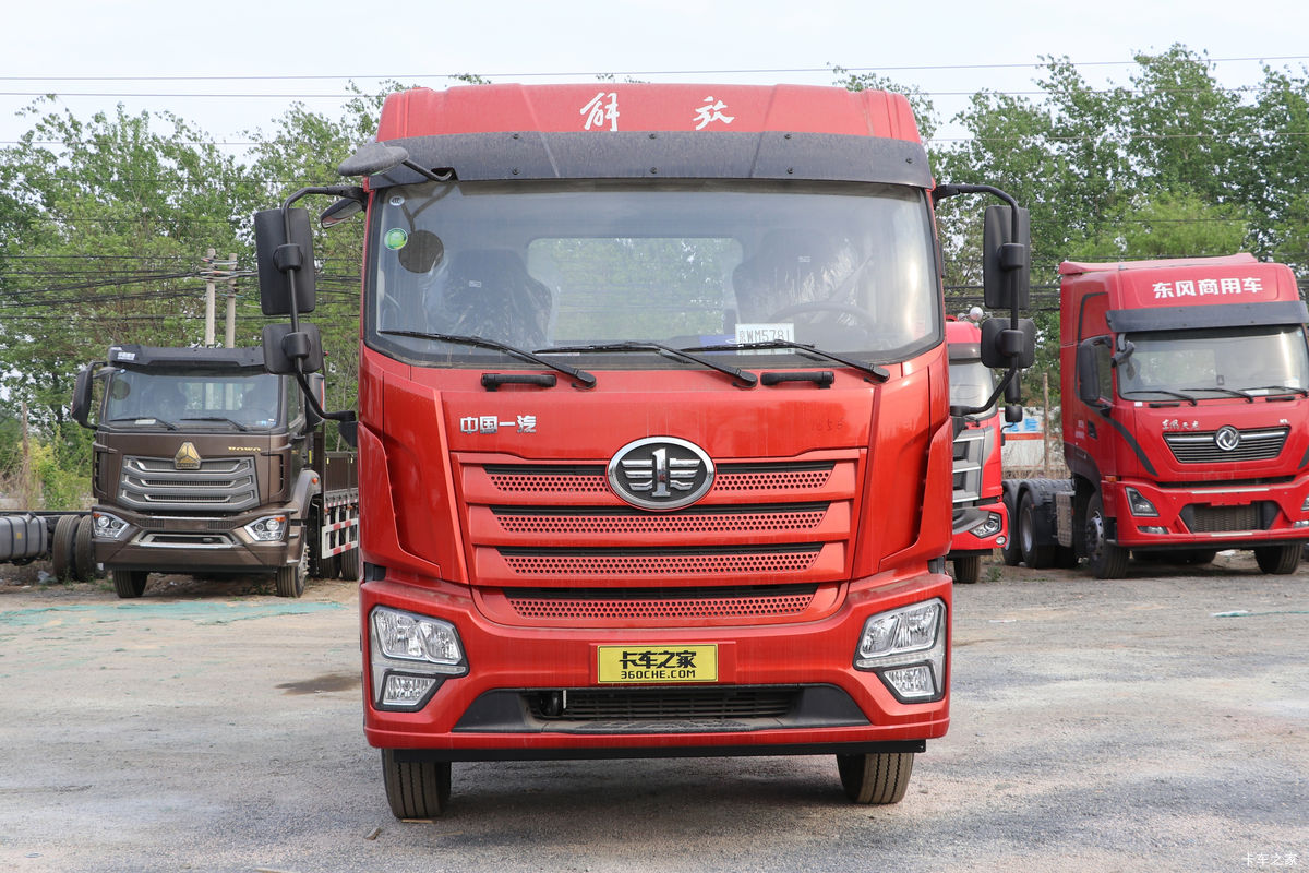 青岛解放 JK6中卡 260马力 4X2 9.75米翼开启厢式载货车