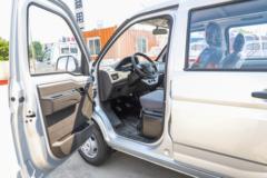 五菱 荣光新卡 基本型 1.8L 125马力 汽油 2.6米双排栏板微卡(国六)(后双胎)(LZW1030SLT6B)