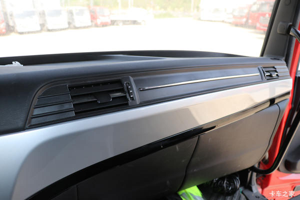 东风商用车 天龙KL重卡 520马力 6X4 AMT自动挡牵引车