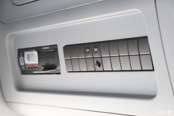 许昌风神新春特惠天龙KL重卡 465马力 4X2 AMT自动挡牵