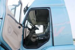 东风柳汽 乘龙H5V 4X2 6.8米混动载货车15.6kWh