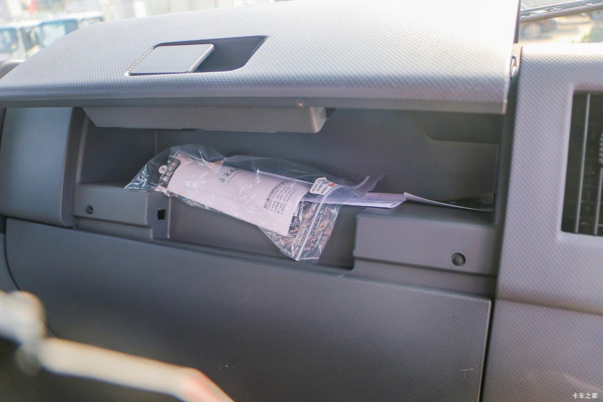 ���� ����˹V8 170���� 5.48���Ű������ػ���(����)(HFC1140P61K1D7S)��ʻ��                                               