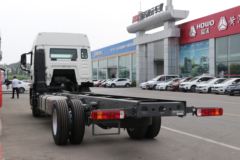 中国重汽 HOWO TX 250马力 4X2 8.2米AMT自动挡厢式载货车(国六)