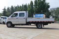 后双轮双排3米级别货箱，能乘坐5人，承载力更强