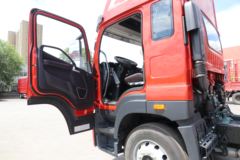 青岛解放 JK6中卡 260马力 4X2 6.8米厢式载货车(国六)(CA5180XXYP28K1L4E6)