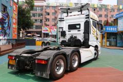 青岛解放 鹰途 头等舱 620马力 6X4 AMT自动档牵引车(国六)(CA4257P35K18T1E6A80)