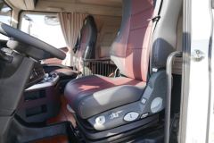 青岛解放 鹰途 头等舱 620马力 6X4 AMT自动档牵引车(国六)(CA4257P35K18T1E6A80)