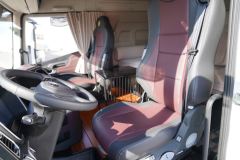 青岛解放 鹰途 头等舱 620马力 6X4 AMT自动档牵引车(国六)(CA4257P35K18T1E6A80)