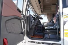 青岛解放 鹰途 头等舱 620马力 6X4 AMT自动档牵引车(国六)(CA4257P35K18T1E6A80)