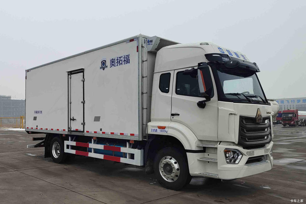 中国重汽 豪沃N5G 270马力 4X2 6.8米冷藏车(奥拓福牌)