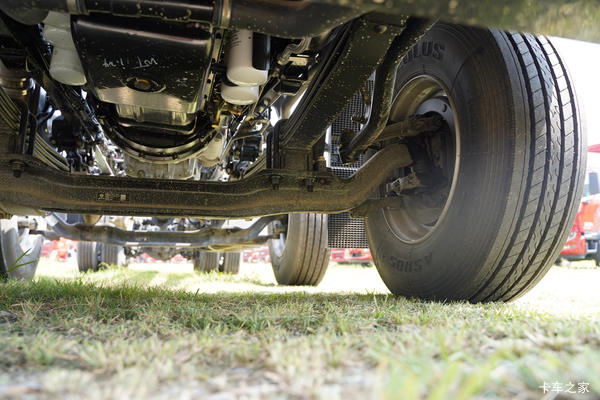 �������񶫷����ó� ����KL ���ʰ� 300���� 6X2 