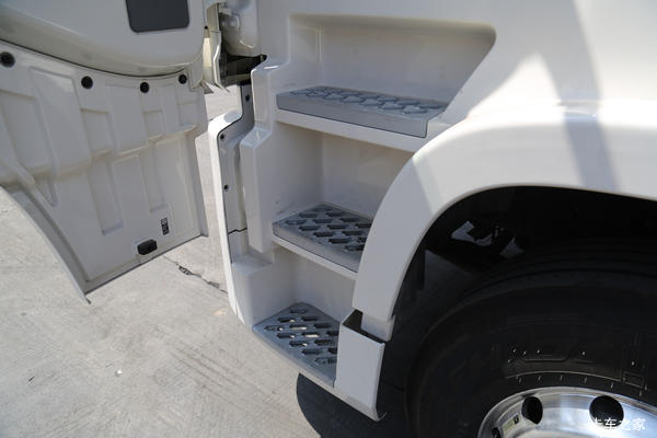 许昌风神优惠季天龙旗舰GX 560马力 6X4 AMT自动挡牵引