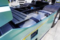 青岛解放 鹰途 商务舱 620马力 6X4 AMT自动档牵引车(国六)(带液缓)(CA4257P35K18T1E6A80)