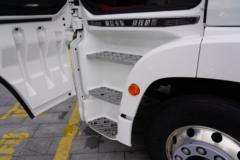 青岛解放 鹰途 头等舱 620马力 6X4 AMT自动档牵引车(国六)(CA4257P35K18T1E6A80)