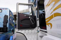 青岛解放 鹰途 头等舱 620马力 6X4 AMT自动档牵引车(国六)(CA4257P35K18T1E6A80)