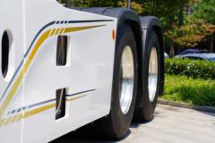 青岛解放 鹰途 头等舱 620马力 6X4 AMT自动档牵引车(国六)(CA4257P35K18T1E6A80)