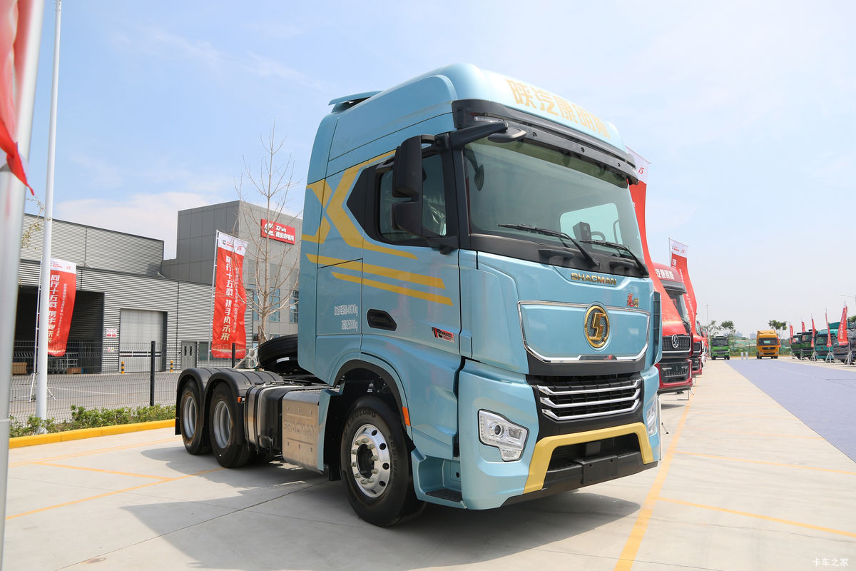 陕汽康明斯 龙骧H 旗舰版 680马力 6X4 AMT自动档牵引车