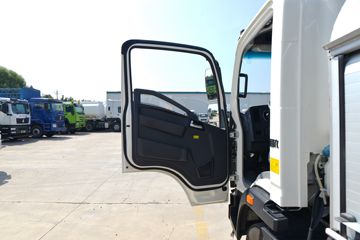 重汽HOWO轻卡底盘&nbsp;油罐车驾驶室图片