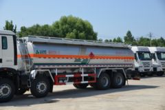 中国重汽 HOWO TX7 350马力 8X4 易燃液体罐式运输车(绿叶牌)(JYJ5327GRYF1)
