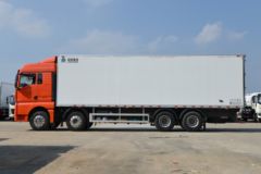 中国重汽 汕德卡SITRAK G7 510马力 8X4 9.45米AMT自动挡冷藏车(ZZ5326XLCV466HF1K)