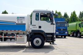 重汽汕德卡底盘&nbsp;洒水车/喷洒车外观图片