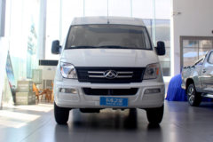 上汽大通 V80 PLUS 2023款 城市版 139马力 2.0T柴油 7/8/9座 6挡手动 短轴超低顶封闭货车
