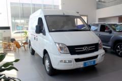 上汽大通 V80 2023款 经典城配王 127马力 2.0T柴油 3座 6挡自动 短轴中顶封闭货车