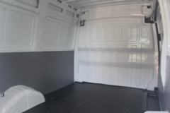 上汽大通 V80 2023款 经典城配王 127马力 2.0T柴油 3座 6挡自动 短轴中顶封闭货车