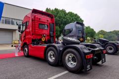 华菱X9 560马力 6X4 牵引车(HN4250B45C4M6)