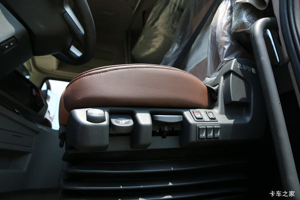 东风商用车 天龙旗舰KX 经典版 520马力 6X4牵引车