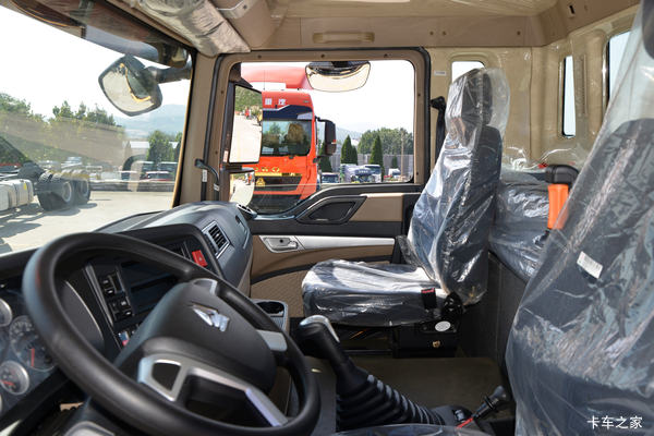 购上海豪沃TX6.8米苍栅车 最高优惠6.78万元