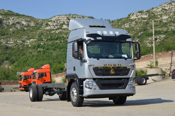 中国重汽 HOWO TX 250马力 4X2 8.6米厢式载货车(国六)(8挡)(ZZ5187XXYK711GF1)