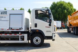 重汽HOWO轻卡底盘&nbsp;清洗车外观图片