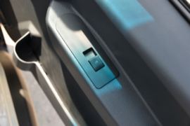 重汽HOWO轻卡底盘&nbsp;清洗车驾驶室图片