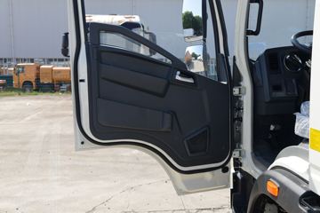 重汽HOWO轻卡底盘&nbsp;清洗车驾驶室图片