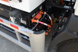 重汽HOWO轻卡底盘&nbsp;清洗车底盘图片